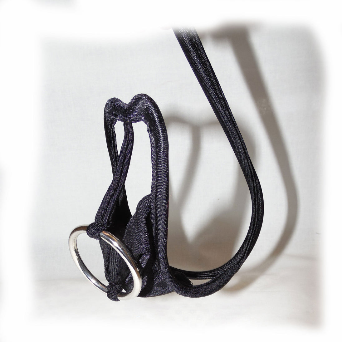 Herren C-String schwarz mit Ring